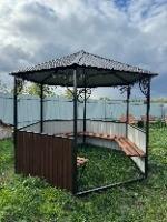 Шестигранная беседка с закрытыми боковинами и скамейкой
